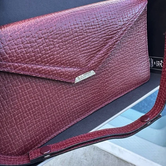 Loewe 🤍 Maroon Textured Leather Clutch - Picture 3 of 14
